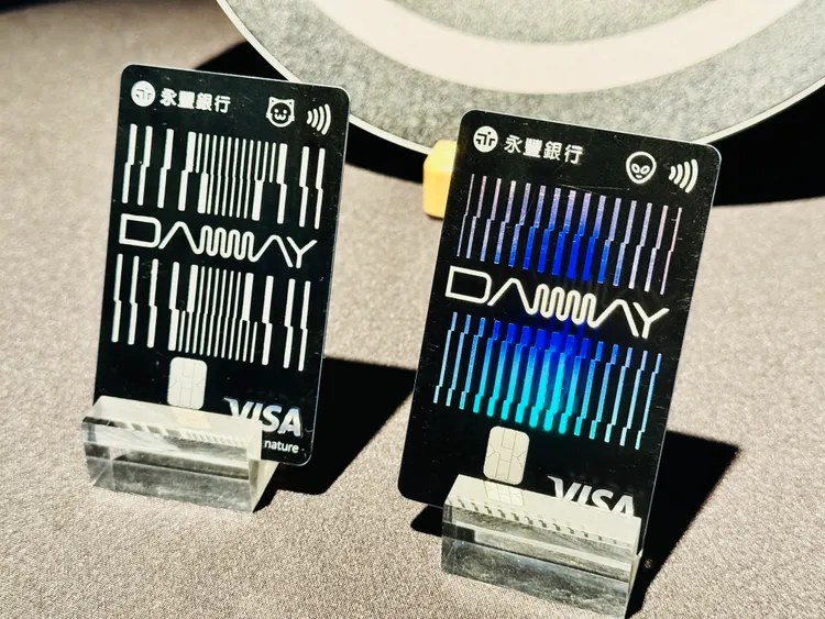 永豐銀行邀請金曲獎視覺統籌團隊「白輻射影像」設計卡面，並加入年輕族群常用的Emoji表情圖案，分別為代表獨立自由的貓咪及擁有神秘特質的外星人頭像。趙筱文攝。