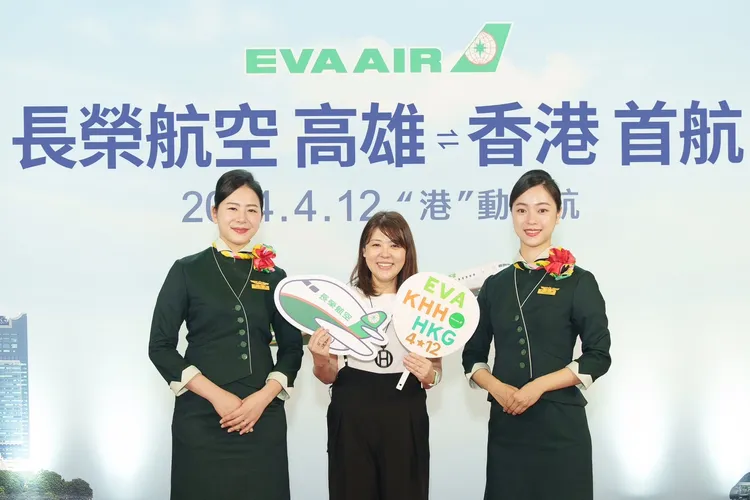 日籍航空迷特地前來高雄搭乘首航班，並且自行製作專屬手舉牌。長榮提供