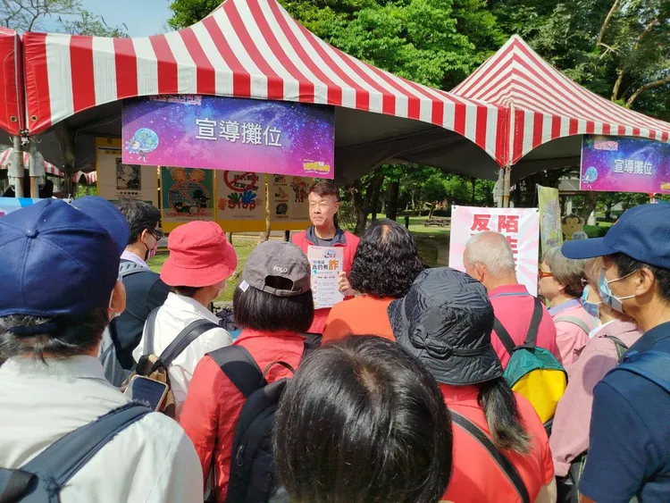 民眾排隊參加活動。翻攝畫面