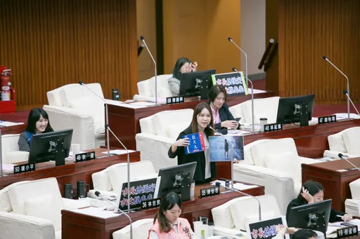 代王世堅送「冒雨奔跑照」 北市議員要蔣萬安「拋開保護傘才能轉大人」