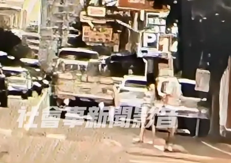 小貨車駛離現場。翻攝社會事新聞影音