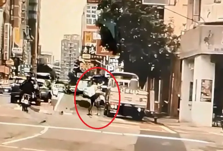 男子先出腳朝小貨車飛踢。翻攝社會事新聞影音