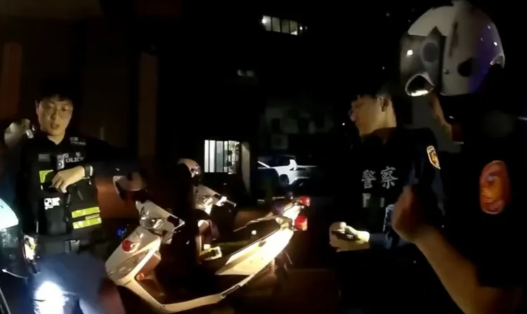 警方將騎士攔查。翻攝畫面