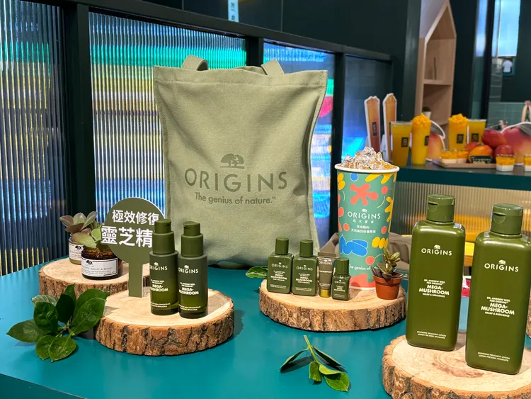 於品牌專櫃購買指定組合，就可獲得大苑子愛文翡翠兌換券和超值托特包。張家玲攝