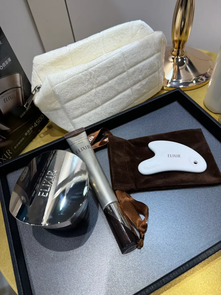 購買快閃店獨家限量超值CPR組，可獲得高質感無重力雲朵化妝包。張家玲攝