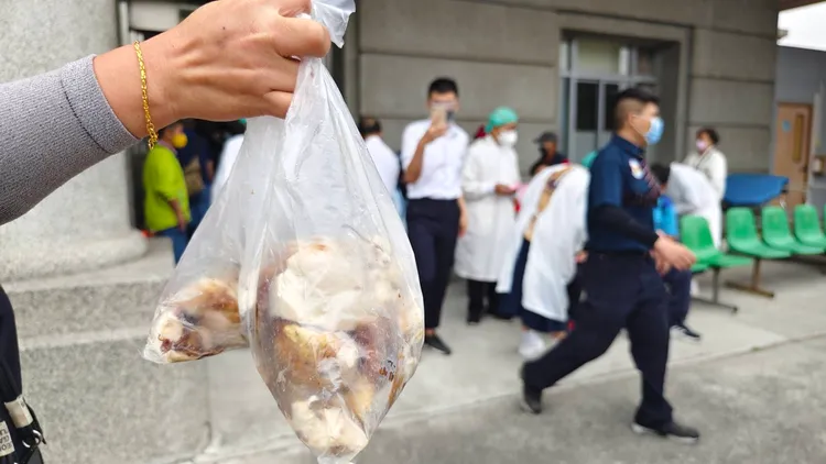 導遊帶著疑似出問題的甕窯雞到院。大林慈濟提供