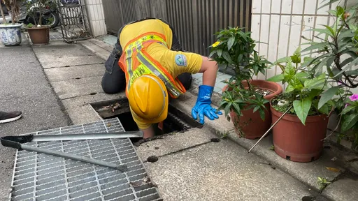 最常掉入水溝物品排行曝光! 北市環保局一年接900件通報「藍芽耳機最多」