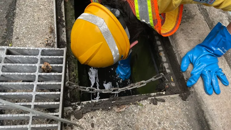 環保局表示，10年前民眾最常掉落水溝的是鑰匙。環保局提供