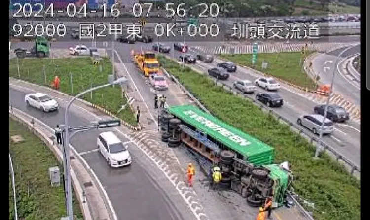 國二甲圳頭交流道貨櫃車翻覆。翻攝高工局網站