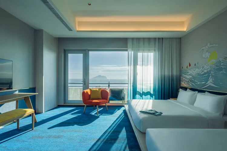 THE ARCHIPELAGO凱渡廣場酒店兩大床海景客房，將龜山島完美景致盡收眼底。業者提供