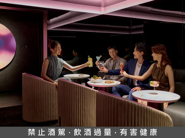 酒吧消費滿一萬送紅酒一瓶。業者提供