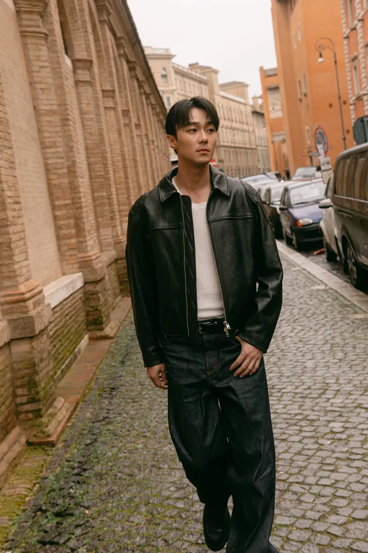 施柏宇換上黑色皮衣內搭配牛仔褲走男友風路線。品牌提供