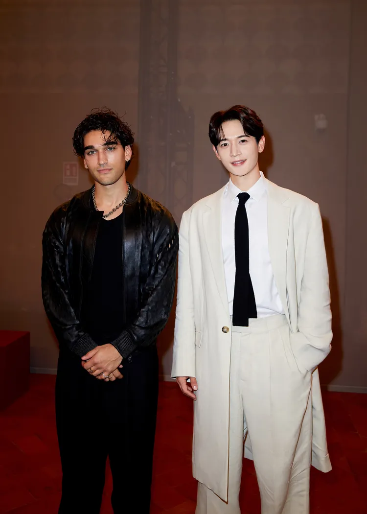 珉豪（右）穿著杏色長版大衣與同色系西裝褲化身為「白馬王子」。品牌提供