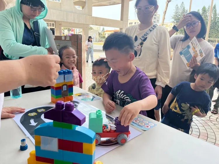 了闖關遊戲外，也有環保DIY的課程，現場由老師帶領孩子運用扭蛋殼、冰棒棍做成轉動小玩具。業者提供