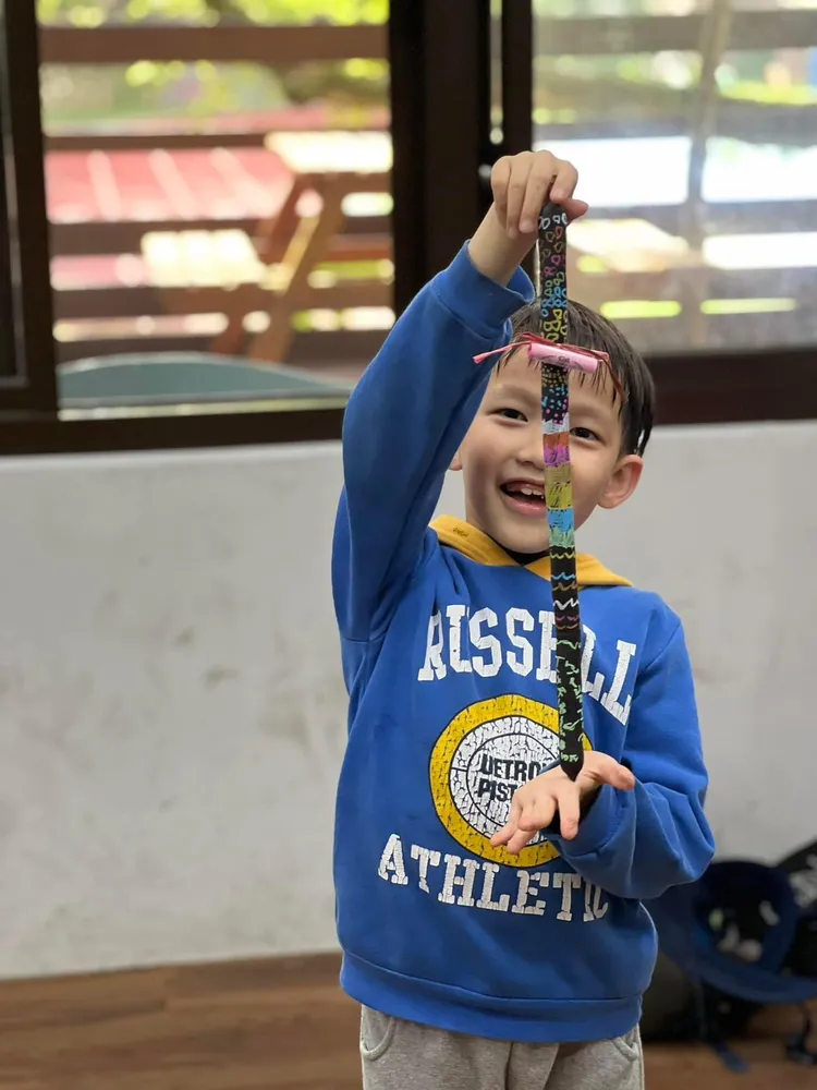 小朋友秀出彩繪阿勃勒作品超開心。公所提供