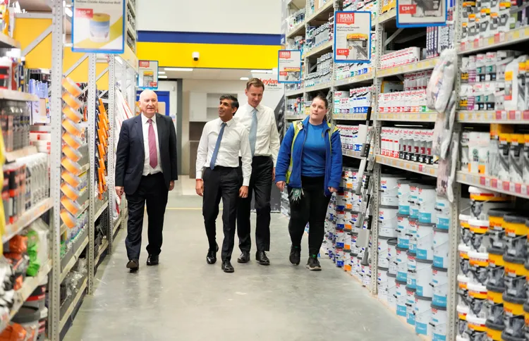 英國民眾的民意認為，英國保守黨執政的表現不盡理想。路透社
