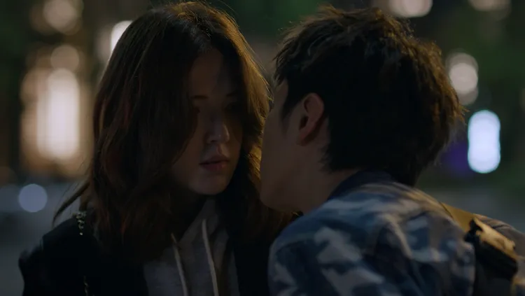 許瑋甯（左）形容與柯震東的浪漫吻戲，拍攝過程有如「動作片」。公視、MyVideo提供