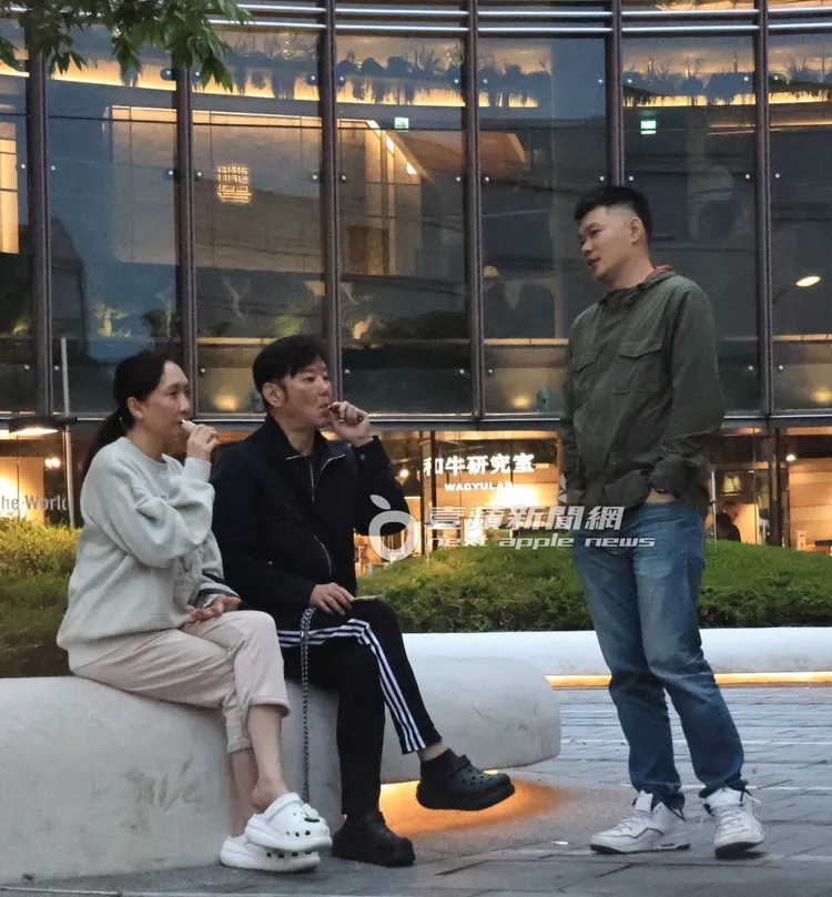 陽帆夫妻倆一人一支電子菸，抽得相當愉快。特勤中心攝