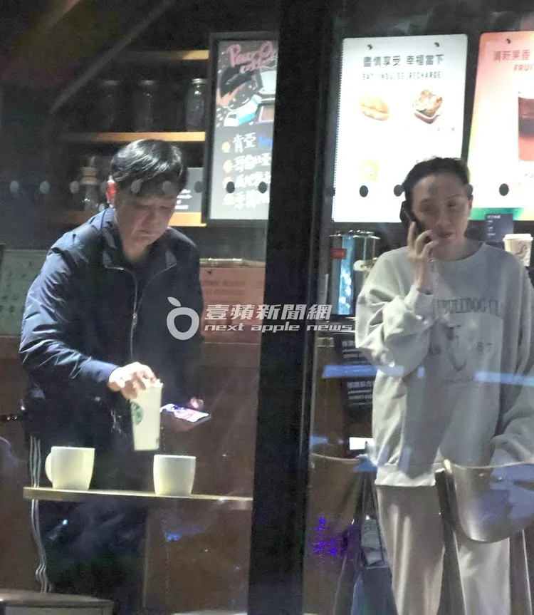 Julie邊講電話邊示意著陽帆將座位換到較為舒適的窗戶座位區。特勤中心攝