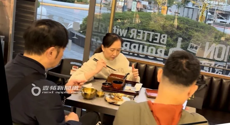 陽帆和老婆Julie在「春大直」美食街用膳，同行還有一位男友人。特勤中心攝