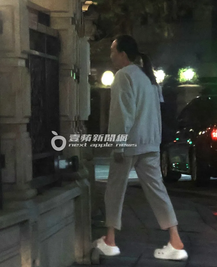 夫妻倆一前一後走回中山區住處。特勤中心攝