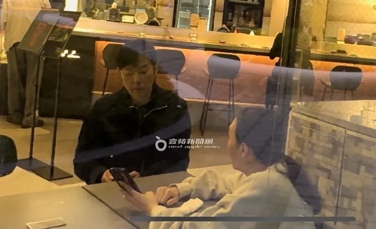 陽帆和老婆Julie在大直「春大直」美食街閒聊等待餐點。特勤中心攝