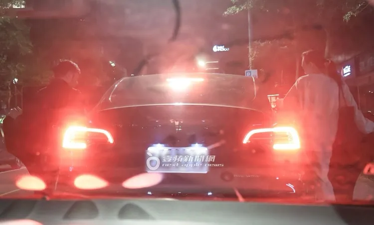 夫妻倆一同坐上由男友人駕駛的特斯拉離開。特勤中心攝