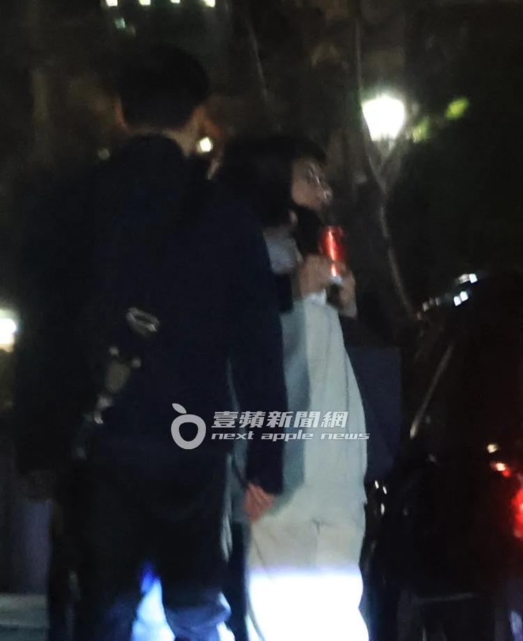 陽帆夫妻下車後與外出的鄰居閒聊打招呼。特勤中心攝