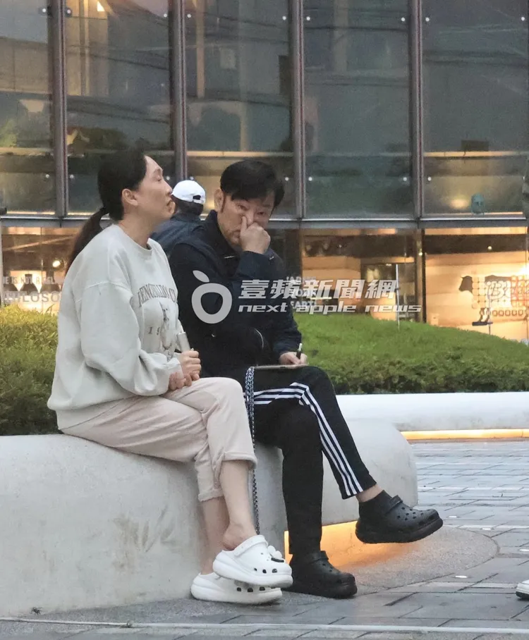 餐畢，陽帆及老婆走到戶外抽電子菸放鬆。特勤中心攝