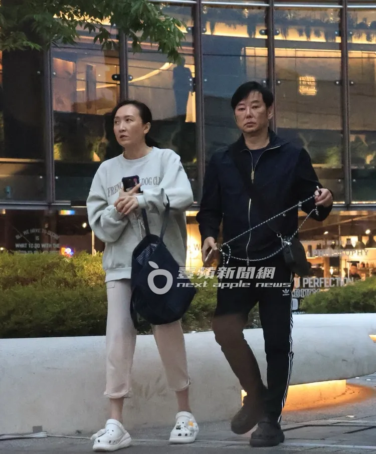 陽帆夫妻倆起身整理身上物品，準備走往下一站。特勤中心攝