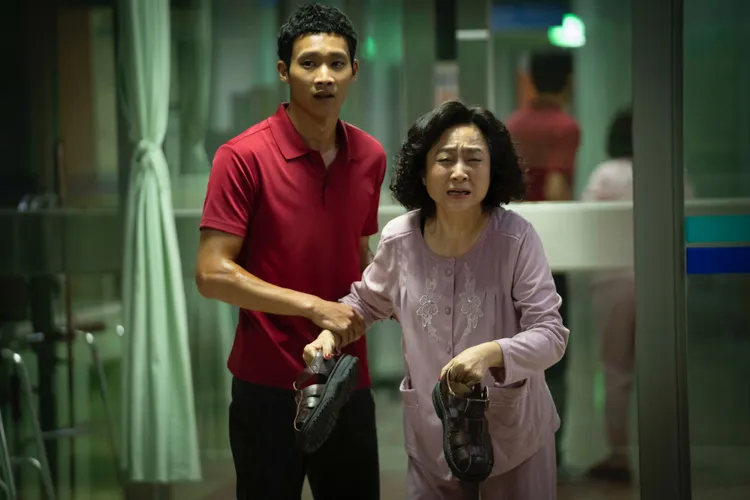 黃冠智（左）與楊麗音緊急將郭子乾送往醫院。華視、LINE TV提供