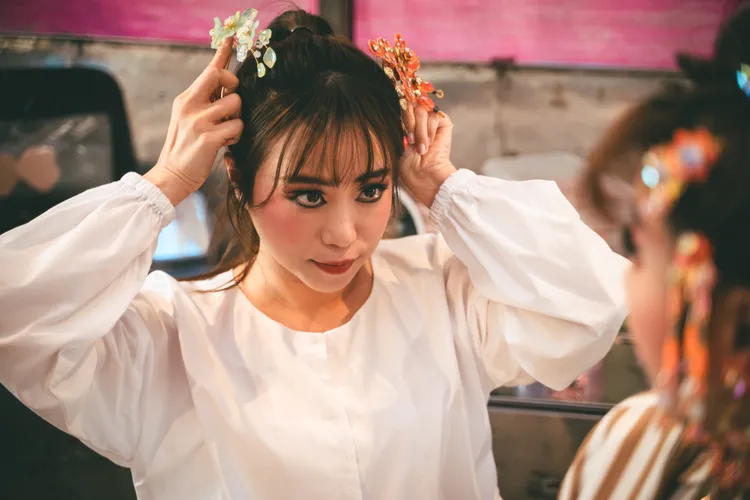 戲裡鄭茵聲開直播賣自製珠花。公視台語台、華視提供