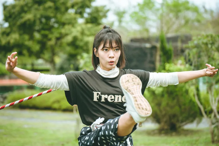 林雨宣努力學習歌仔戲基本動作。公視台語台、華視提供