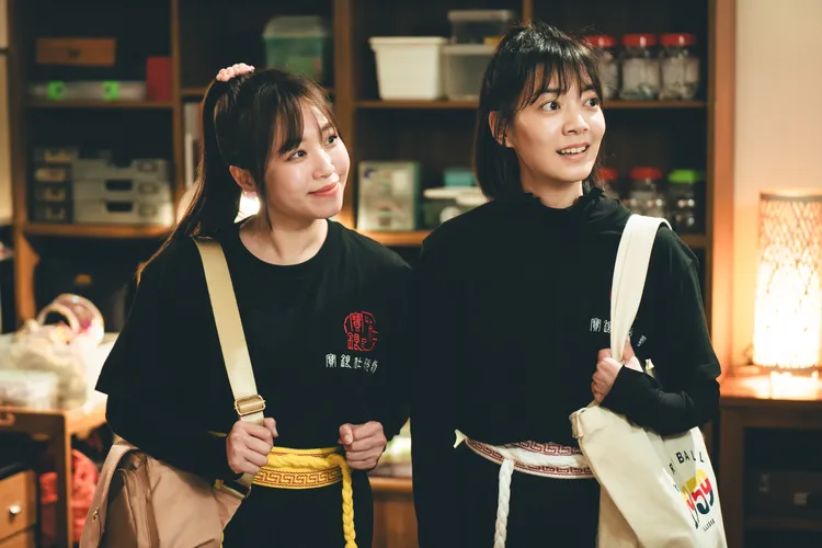 林雨宣（右）與鄭茵聲演起姊妹默契十足，彼此依賴又互相爭寵。公視台語台、華視提供