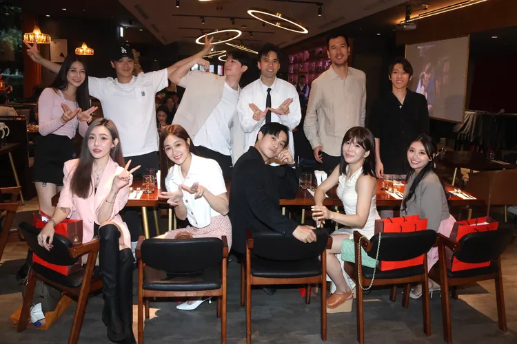 壯壯（前排右二）昨帶196男（後排右二）見習婚禮，引發熱議。彭欣偉攝