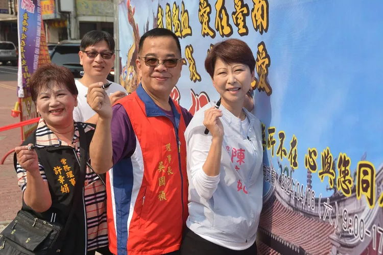 立委陳亭妃(右)到場聲援。王志弘攝