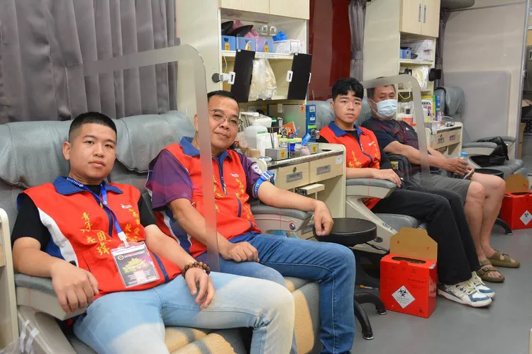 宜得家董事長吳國禎(左2)帶兒子一同捐出熱血。王志弘攝