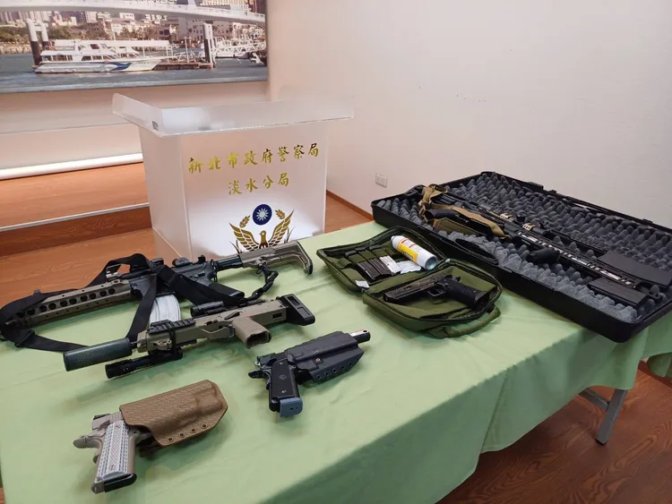 警方查扣2長4短共6把槍枝，後續經檢驗，均未具殺傷力。翻攝畫面