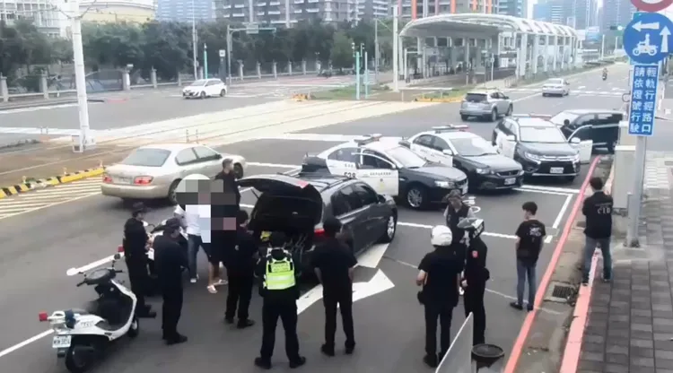 警方大陣仗攔截持有長短槍的車輛，結果是生存遊戲玩家。翻攝畫面