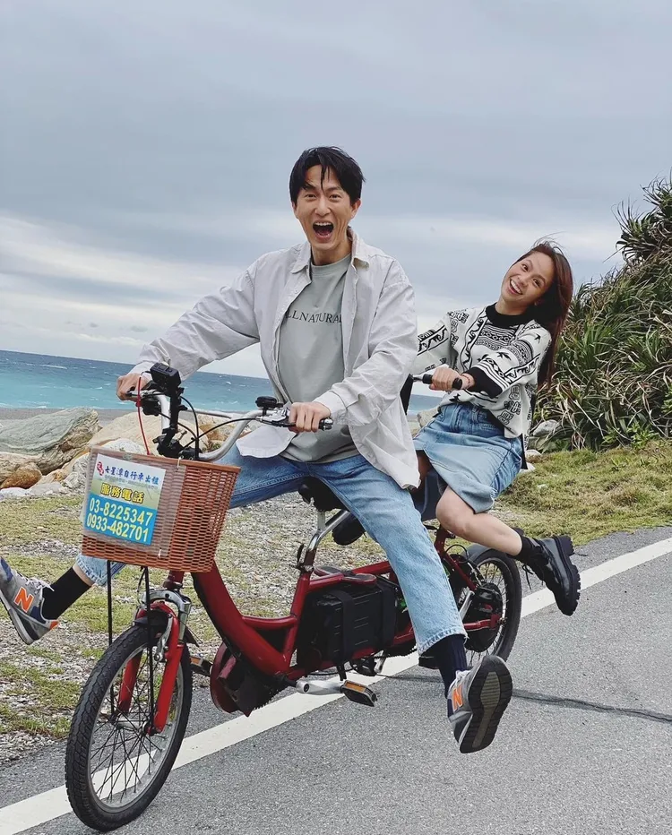 黃姵嘉（右）和邱昊奇2年情畫下句點。翻攝黃姵嘉IG