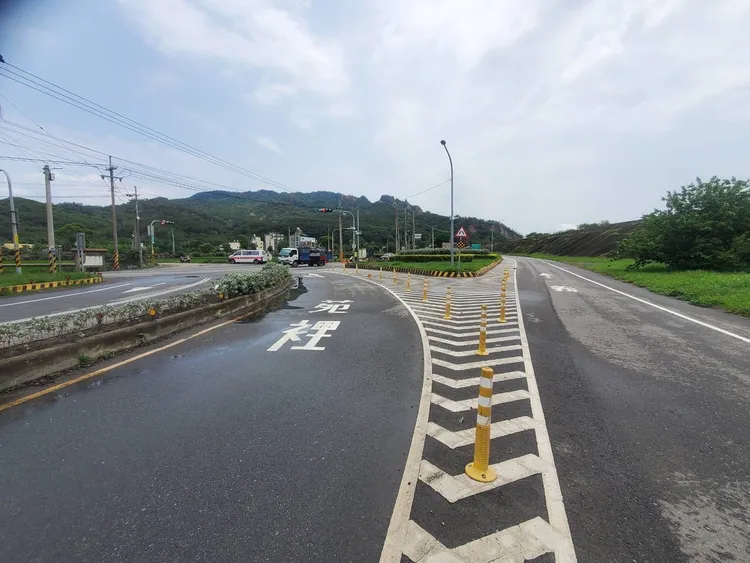 車子撞斷路邊防撞桿後衝撞石墩護欄。民眾提供