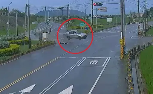 苗栗78歲駕駛高速過彎甩尾 衝撞護欄飛落稻田!車毀人傷