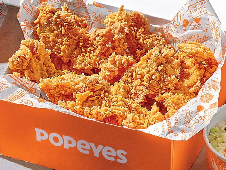 「Popeyes」經典明星商品爽脆炸雞，秘製肯瓊香料醃漬12小時。業者提供