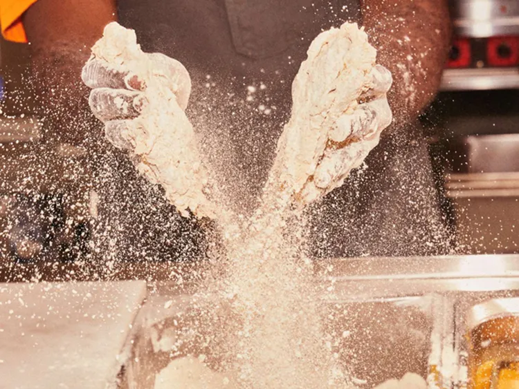 匠心純手工20次裏製粉漿工序、採用嚴選新鮮雞肉烹調。業者提供