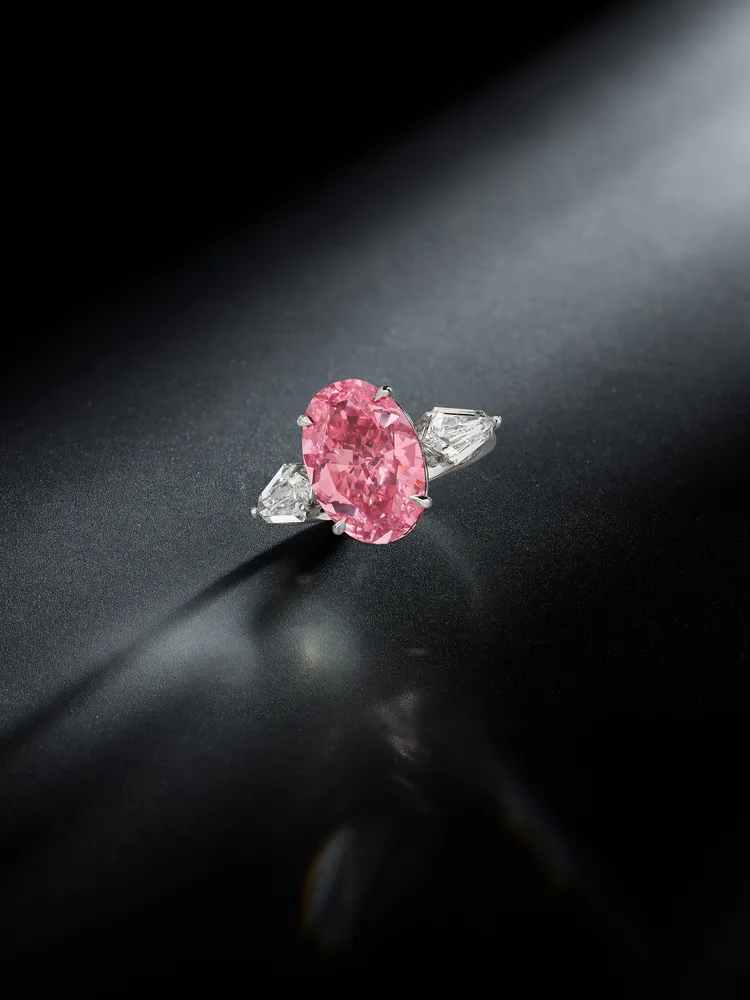 6.21克拉豔彩粉紅VS1、Type IIa鑽石戒指，估價約3.41億至4.87億元台幣。富藝斯提供