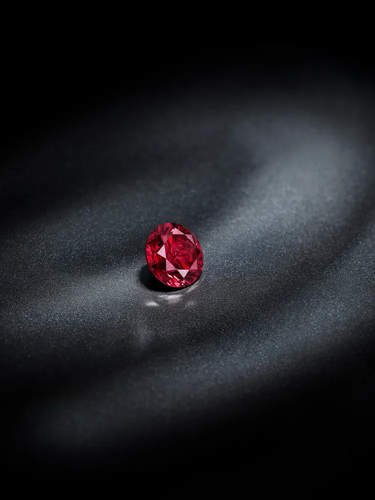 阿蓋爾鳳凰珍罕1.56克拉紅鑽，估價約3251萬至4877萬元台幣。富藝斯提供