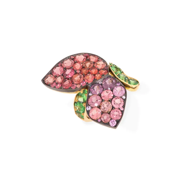 Maison Alix Dumas鑽石配尖晶石及藍寶石「木蘭花」別針。富藝斯提供