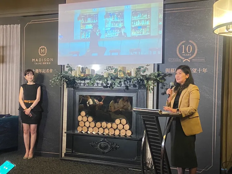 國泰飯店觀光事業營運事業部營運長黃絢霞(右)表示，慕軒飯店今年目標是總營收成長20%。陳揚盛攝