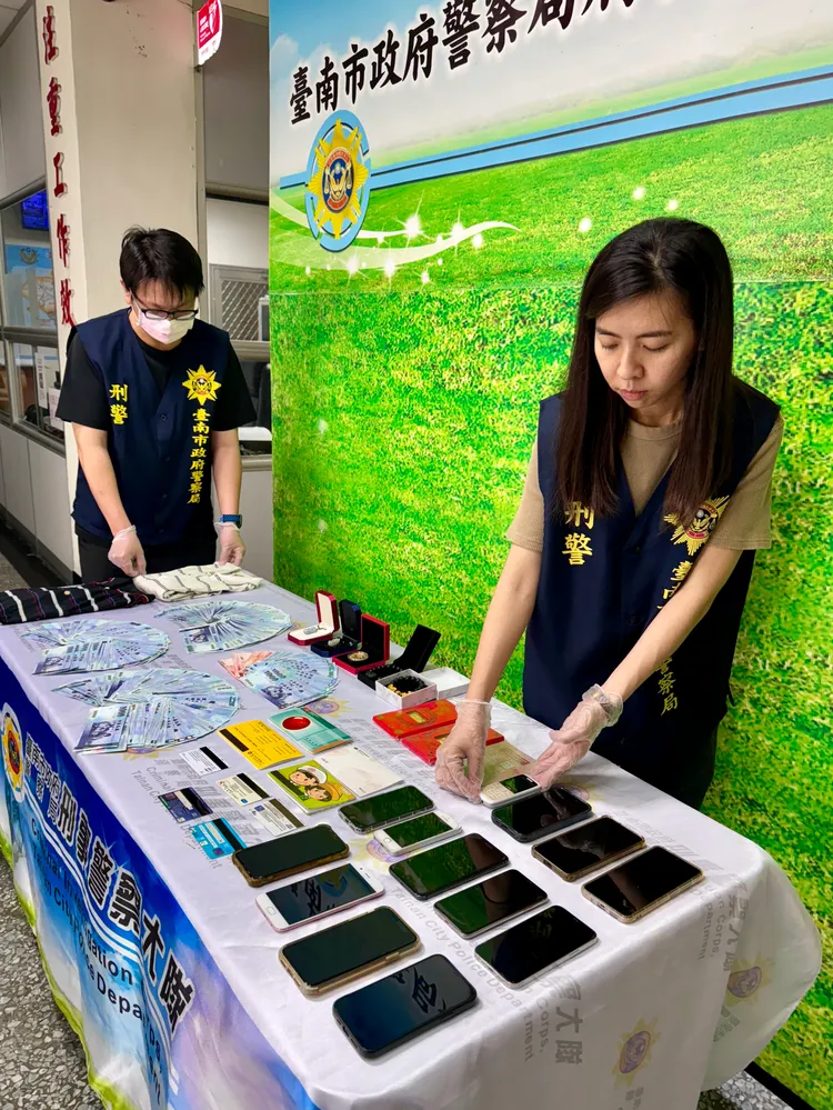 警方起出大批證物。市刑大提供