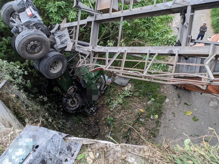 砂石車駕駛意識不清送醫。讀者提供